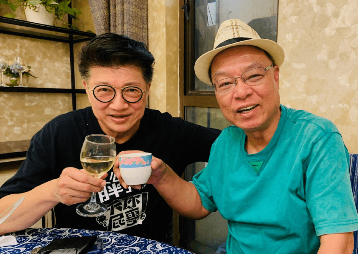 70岁港星李道洪近况曝光,头发乌黑显年轻,与小21岁妻子定居上海_发展