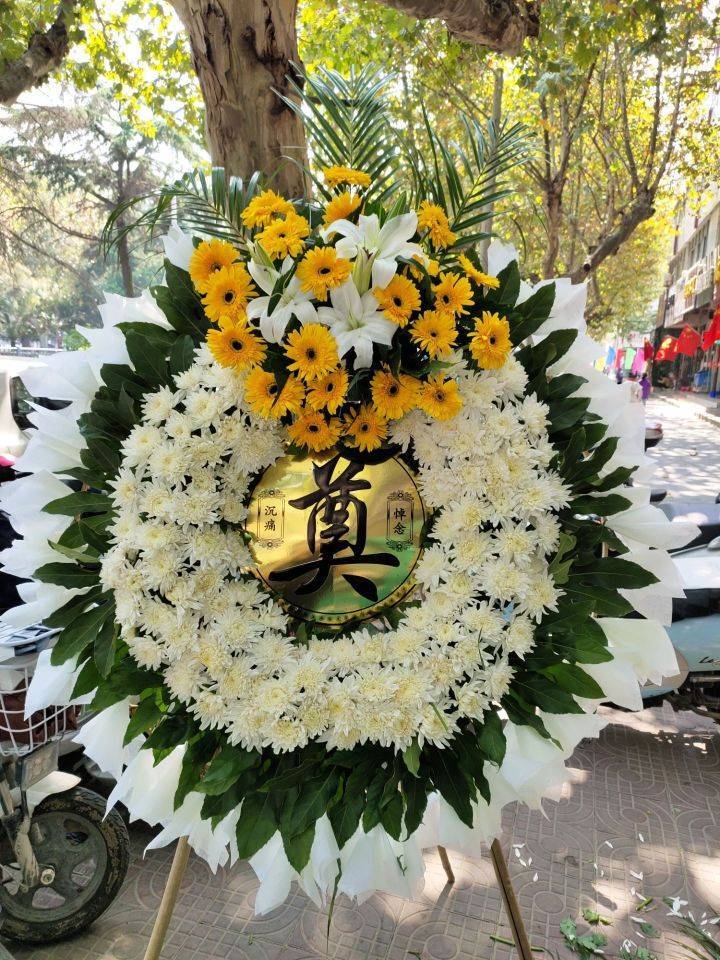 祭奠人用什么花:任何祭奠场合都适用的鲜花