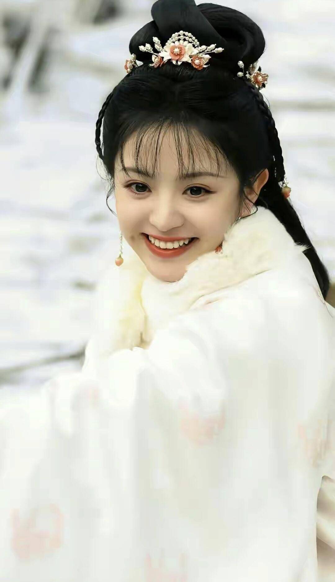 眼睛太大了从侧面看有点眼凸有了这刘海儿就把所有的不足都遮挡了