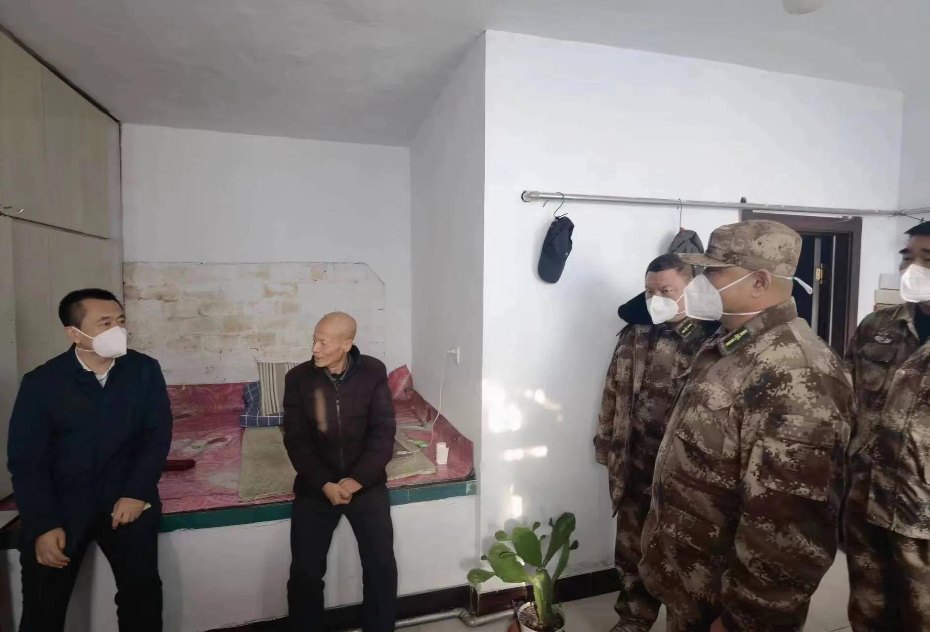 12月2日上午,海伦市委副书记,市长刘晓光深入包联乡镇海北镇,向党政