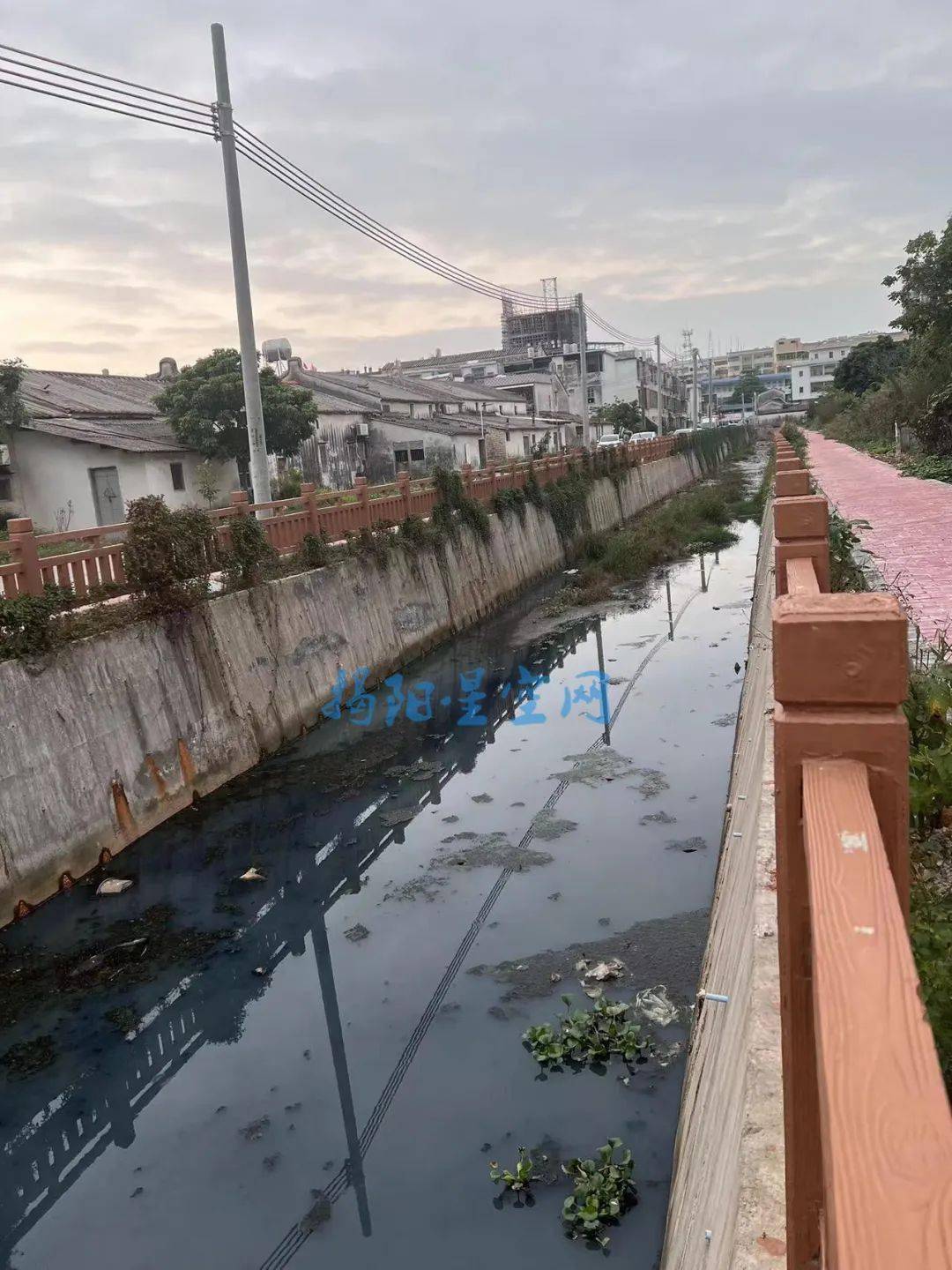 揭東桂嶺一河流發黑發臭,附近居民苦不堪言_網友_生活_圖片