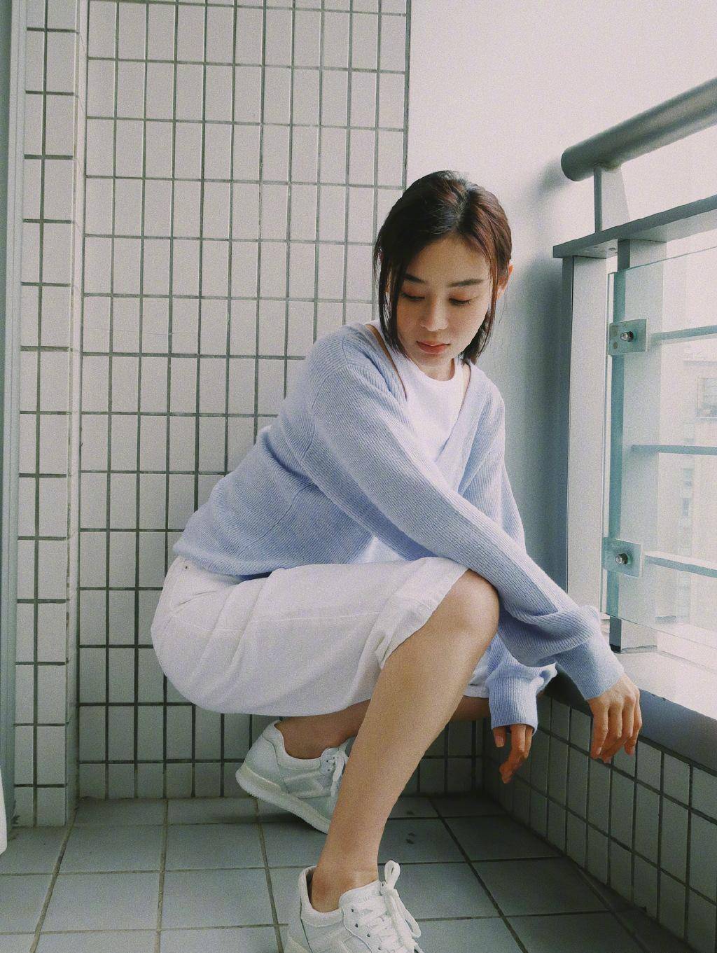 佩服袁姗姗的勇气,裤子没扣好也敢出镜,配针织衫却减龄成少女_造型