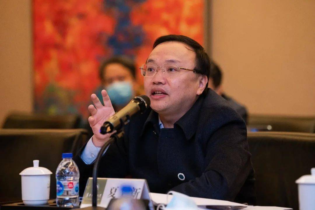 入校核查汇报会上,华中师范大学副校长夏立新,中国地质大学(武汉)副