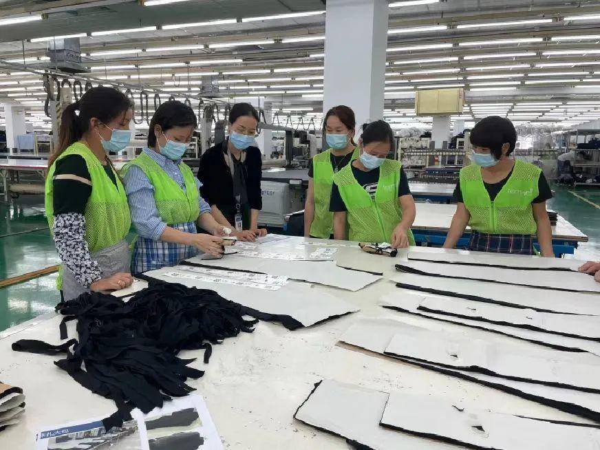 首先由成熟的样衣工,将衣服从图样变成一件可以仿制的衣服,工艺工程师