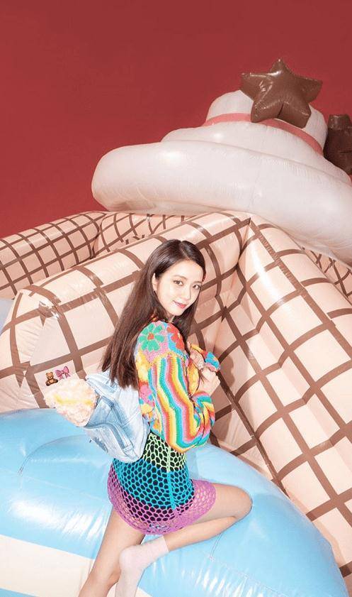 blackpink合作曲金智秀海报公开,身穿彩虹毛衣,变身甜美女孩_jisoo