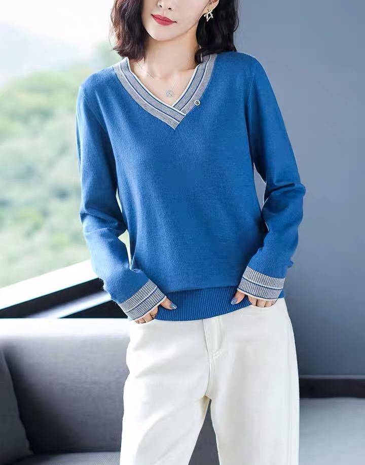 小v领简约设计的一款休闲毛衣,也是很有色彩的,天蓝色的色系,上身是