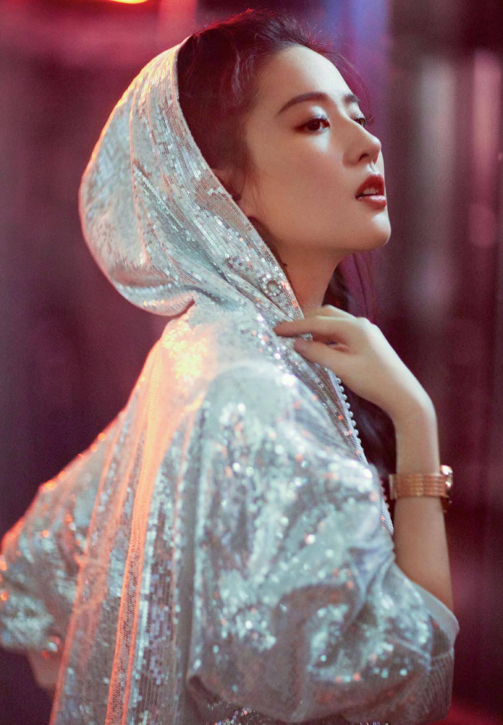 刘亦菲近照曝光,亮片银色外套活力感十足,御姐气质显露无疑_身材_五官