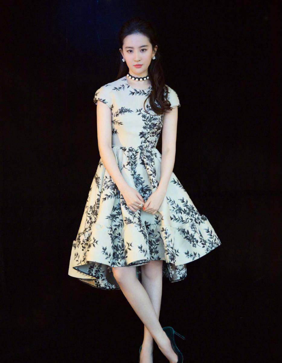 刘亦菲近照曝光,亮片银色外套活力感十足,御姐气质显露无疑_身材_五官