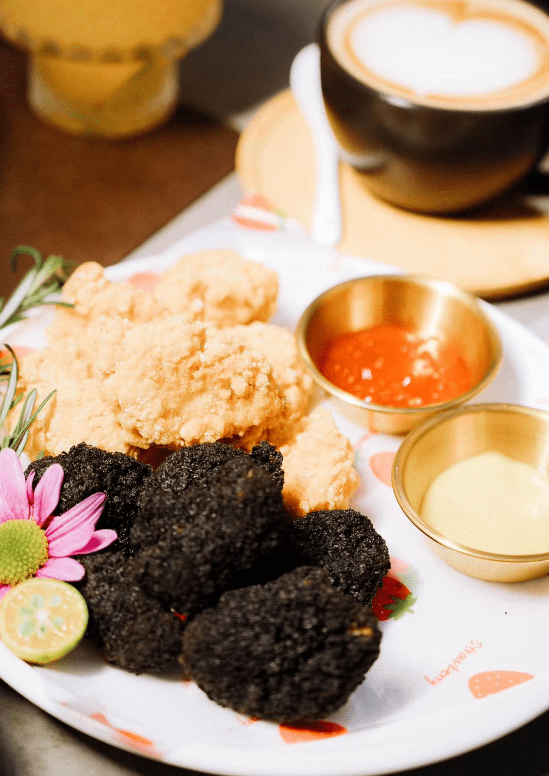 千万不要被黑金炸鸡的外表吓到哦,其实它就是墨鱼汁,据说也是低脂高