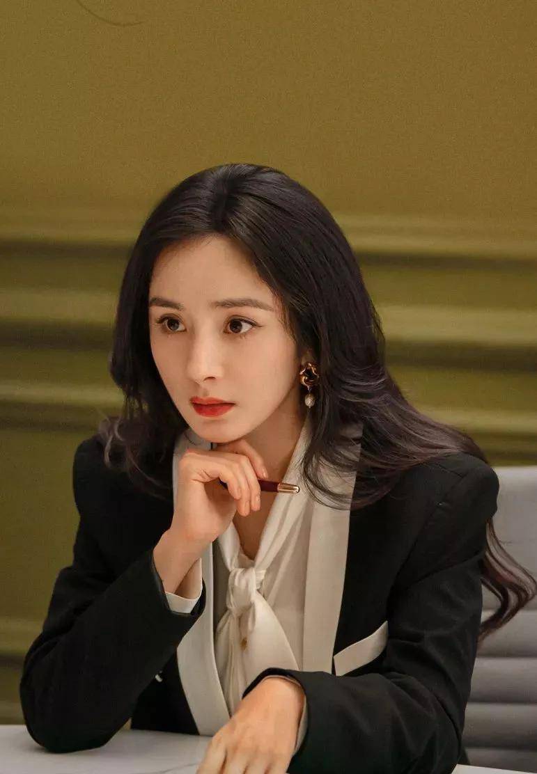 杨幂饰演的秦施,是2020年代左右的女强人,这个时代的女强人,需要一副