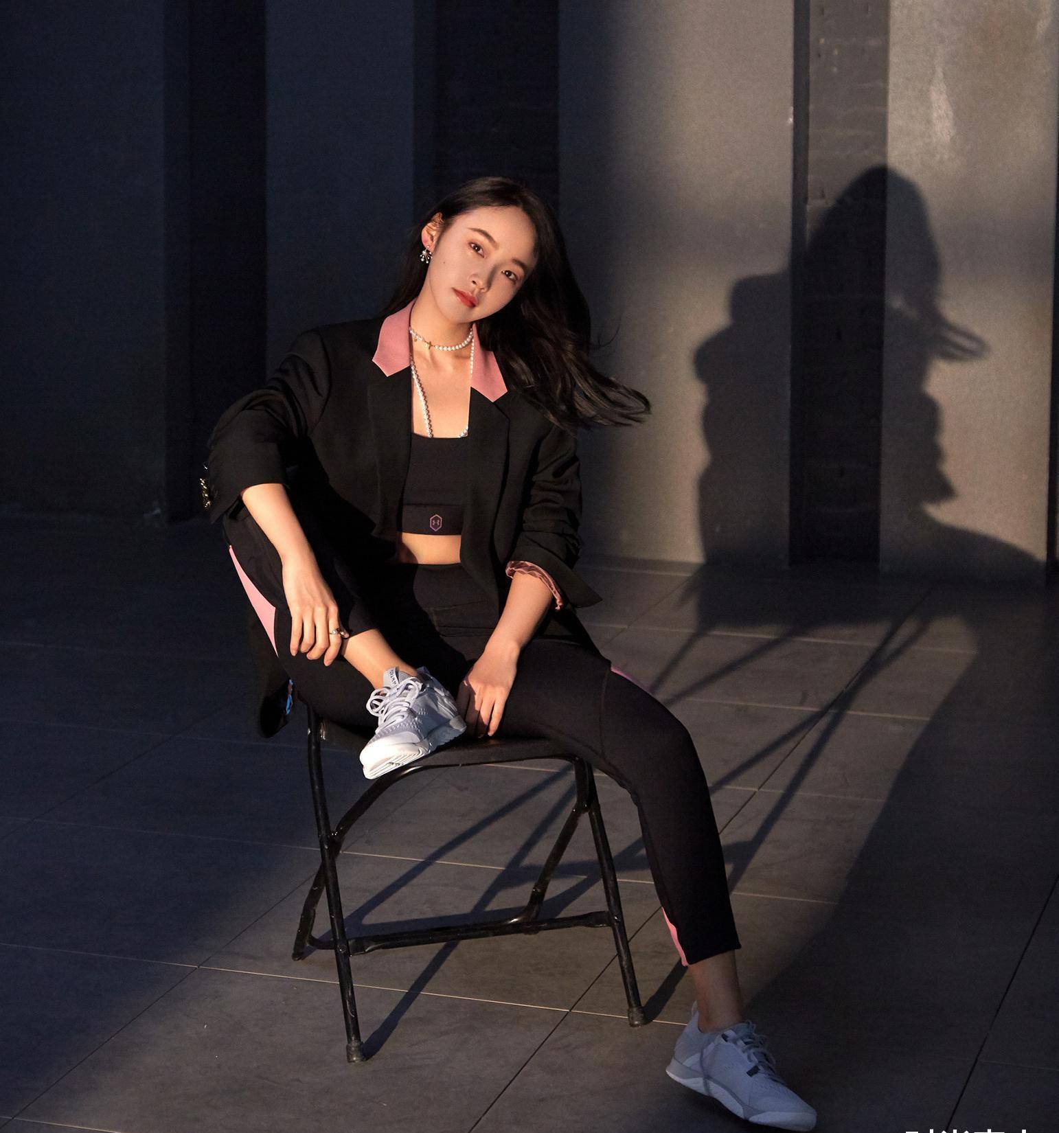 张佳宁"放弃"甜美笑容,穿运动衣服配西装,小秀腰肢霸气十足_时尚_黑色