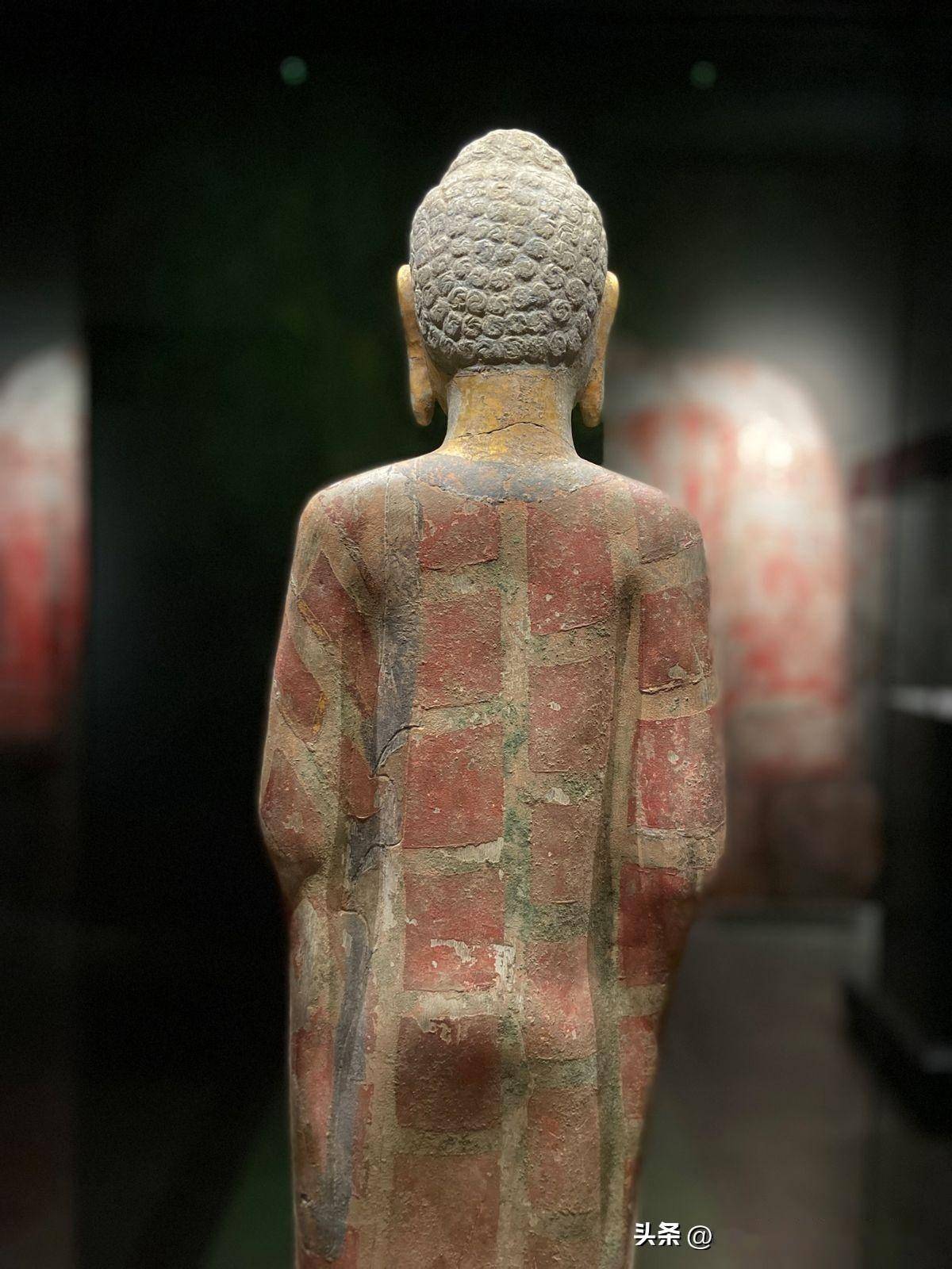 青州造像:穿红格袈裟的佛立像_佛像_田格_娃娃脸