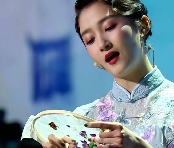 服了关晓彤,体重过110斤还穿旗袍,勒出"麒麟臂"后期都没法救场_形象