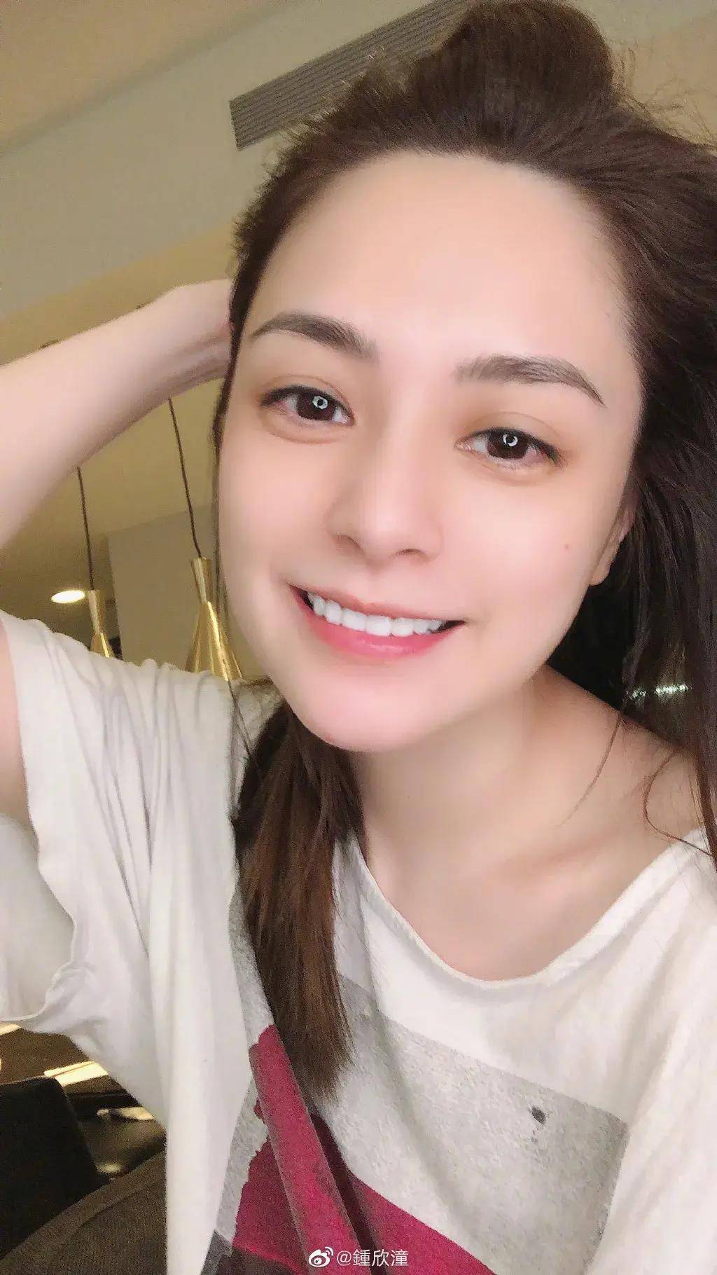 婚后的阿娇竟然晒这种素颜照!这脸能打几分?_毛孔_fun_皮肤