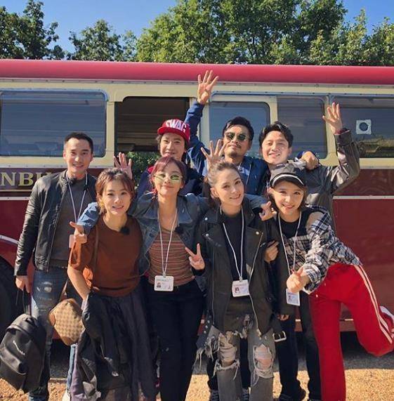 和好友们排排站站一起,对着镜头弯腰甜笑,身上挂的工作牌也挡住了腹部