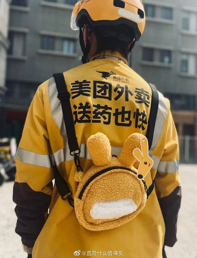 美团扭蛋机真的会玩还有网友特意为美团打造的lolita服装up主@野猪鸽