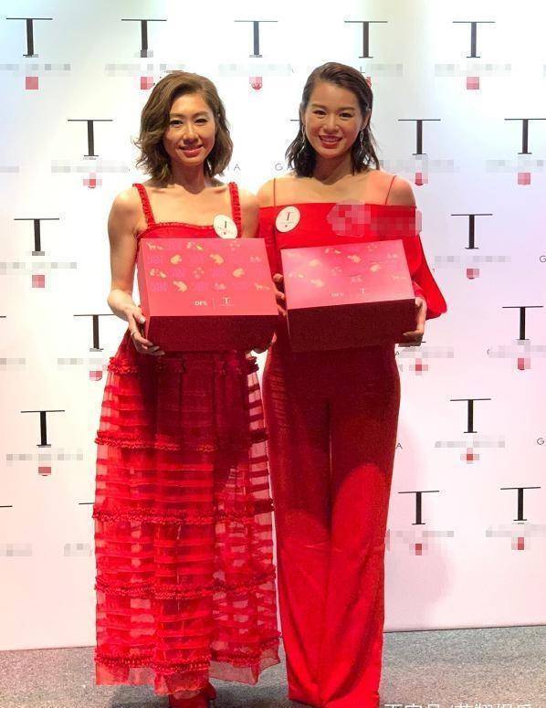 胡杏儿与胡定欣同框,两人同穿红色小礼服,相差两岁气质截然不同_风范