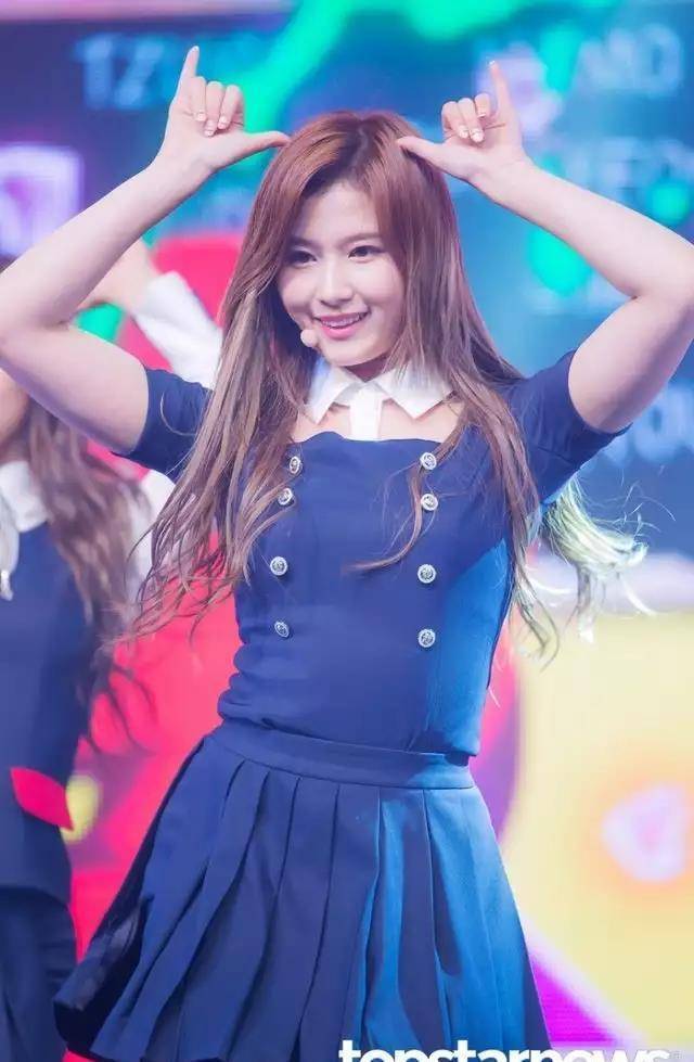 twice成员sana瘦出精致五官,出道照曾因双下巴被批_身材_节目_脸颊