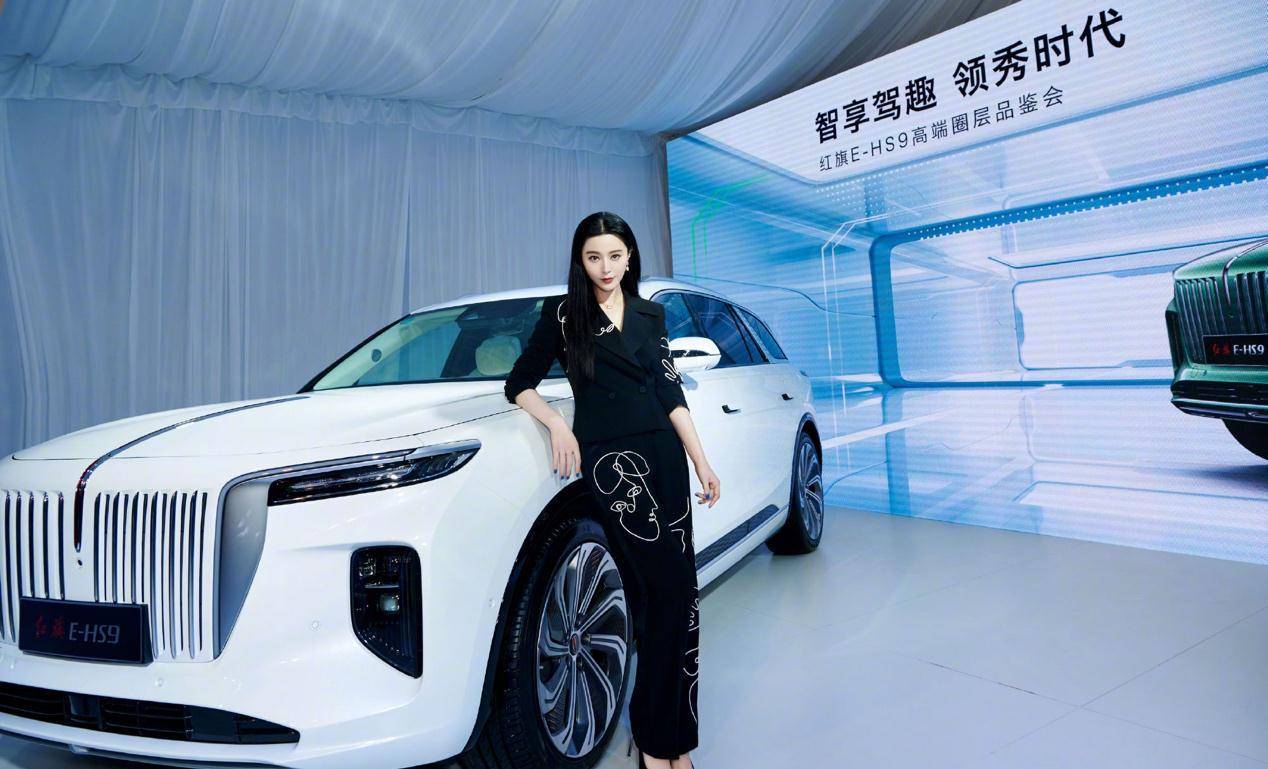 与剪裁干练的上装相辅相成,表现出更为高级的一面,像范冰冰身上的套装