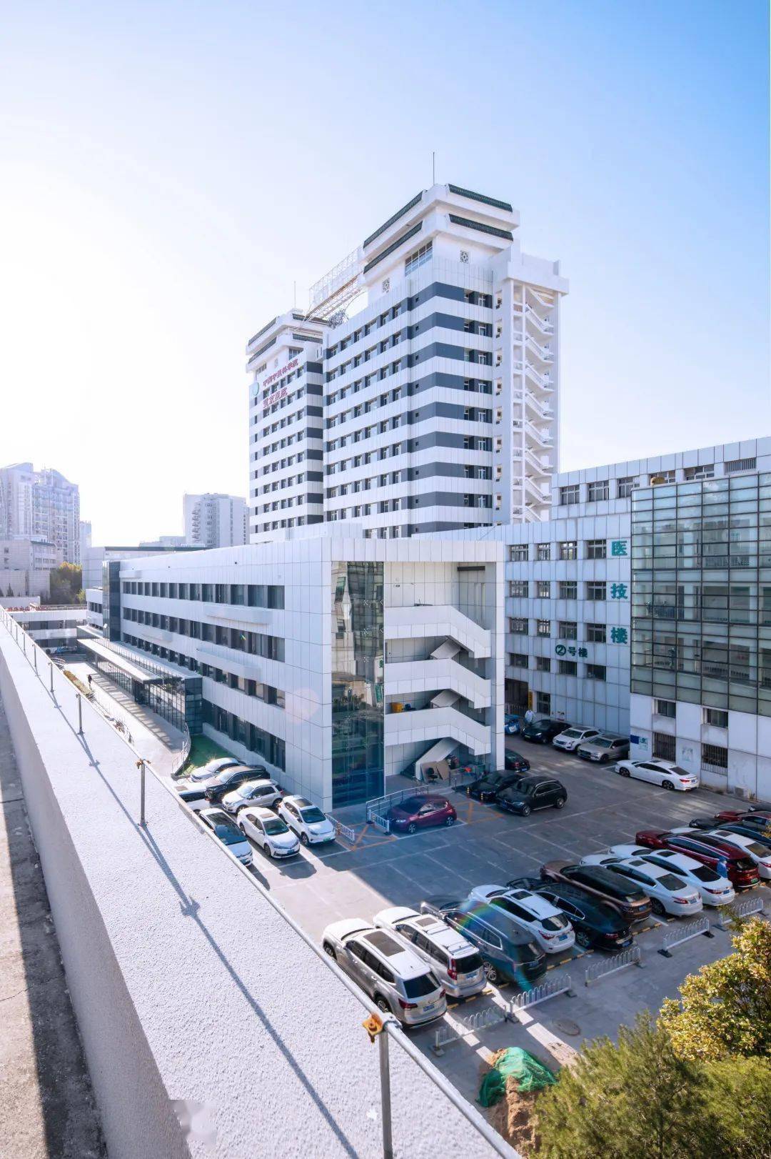 院望京医院是一所具有悠久历史的三级甲等中医医院,位于北京望京城区