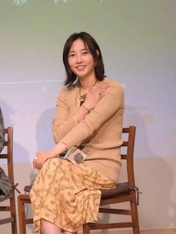 白百何胖太多,虎背熊腰还穿裸色针织衫,勒出粗手臂跟大妈无异!