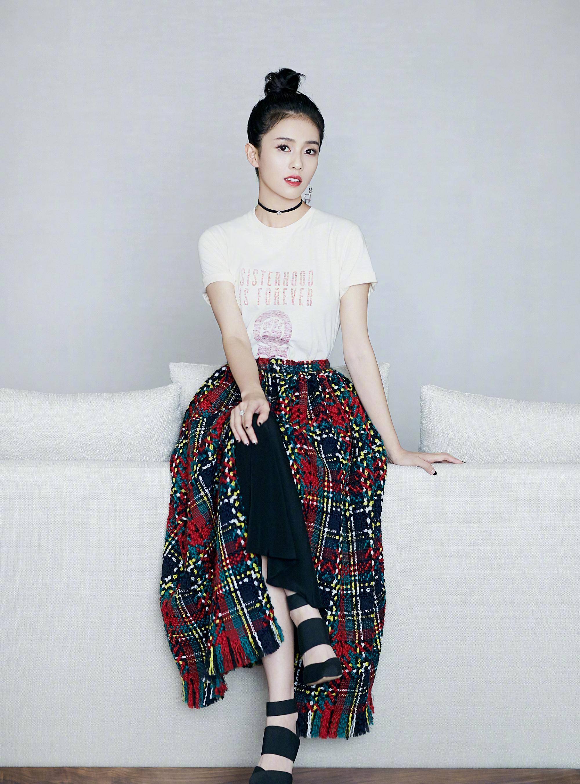 白鹿穿搭真不一般!花色套装搭配烟熏妆,霸气又复古!_时尚_气息_感觉