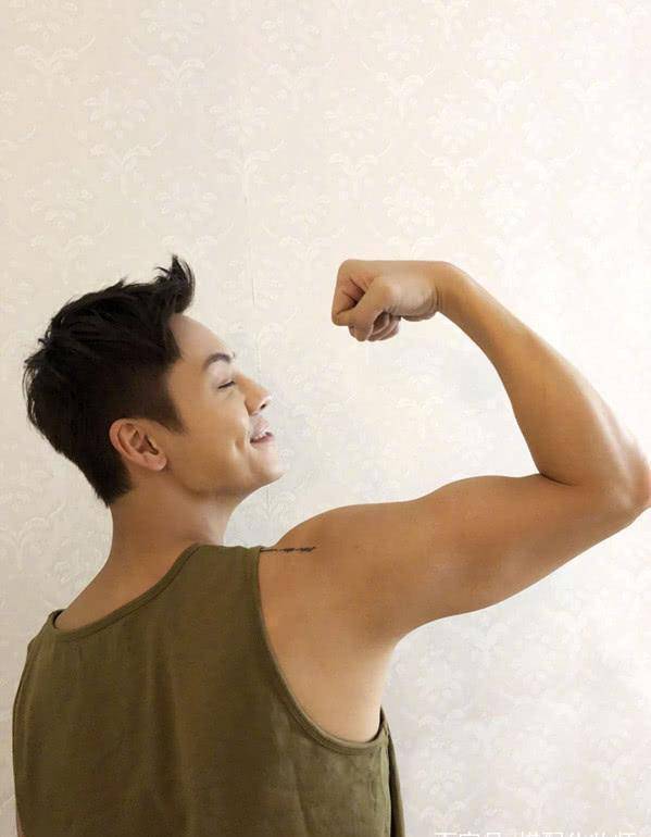 黄明昊穿了件无袖t恤,这胳膊太细了,还是练出肌肉再穿吧!