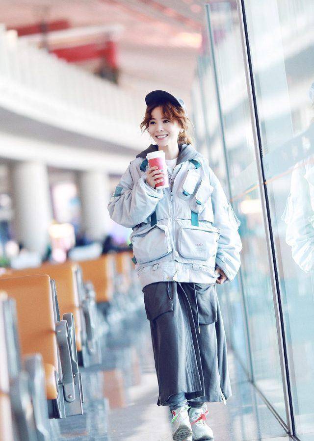 黄雅莉长款羽绒服现身机场,这样穿搭的她看上去身高一米五?