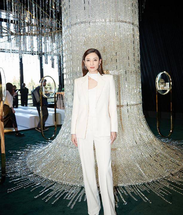 郑希怡171身高没浪费,穿西装搭亮闪背心像超模,骨感线条超赞_身材_版