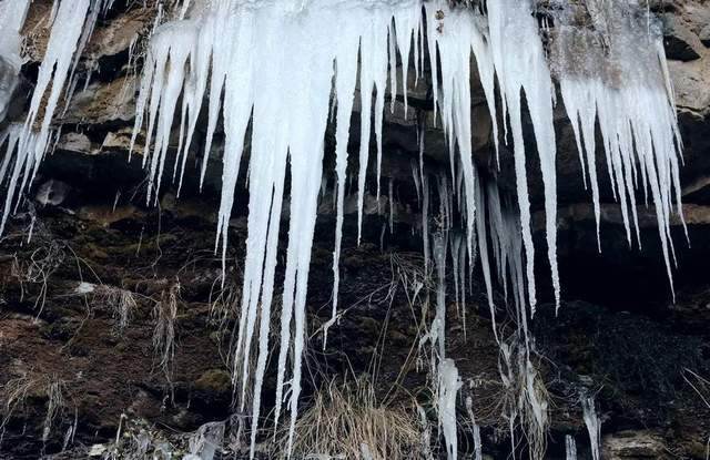 初冬的林州太行年夜峽谷，冰與水的融合