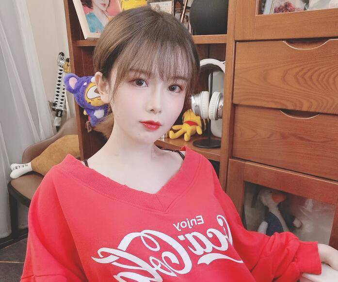 轩墨宝宝秀最新自拍照,肩上带子格外醒目,他真忘了性别?