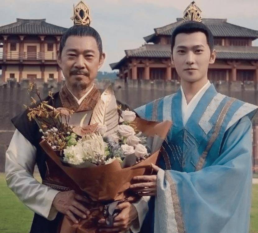 与杨洋合照后,张丰毅现身健身房秀肌肉,同框李若彤让人意外_因为_动作