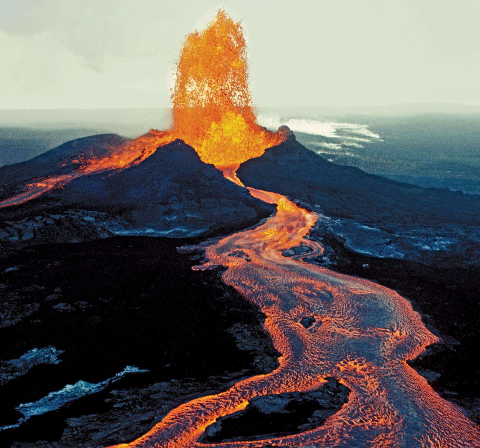 全球最大活火山沉寂了40多年,突然开始喷发