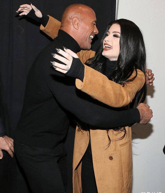 wwe摔角女星跨界做成人演员,打擂高手,曾与巨石强森多次合作_佩奇