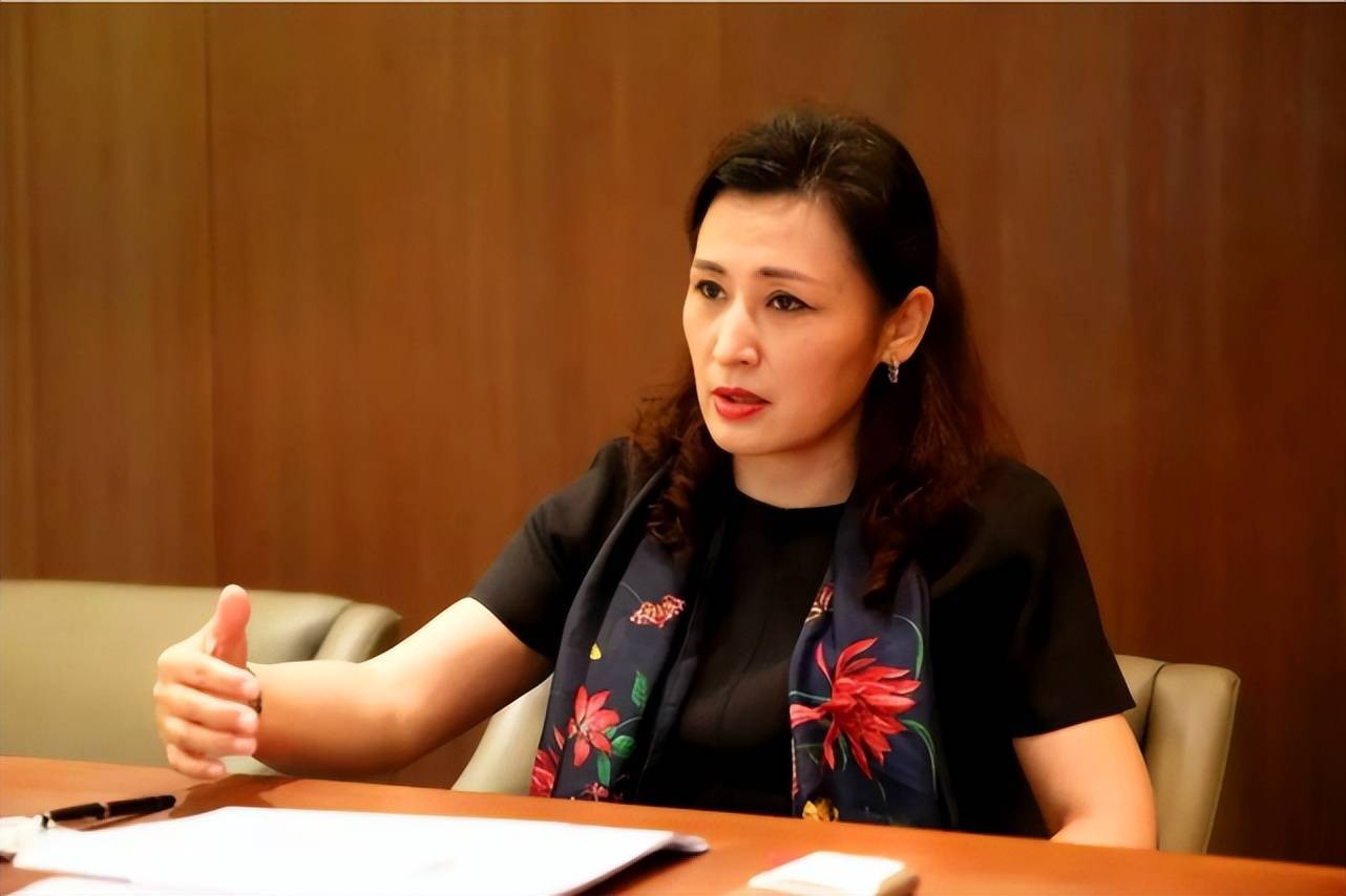 汕头大学"最美女书记"走红,岁月从不败美人,真实履历让人倾佩_姜虹