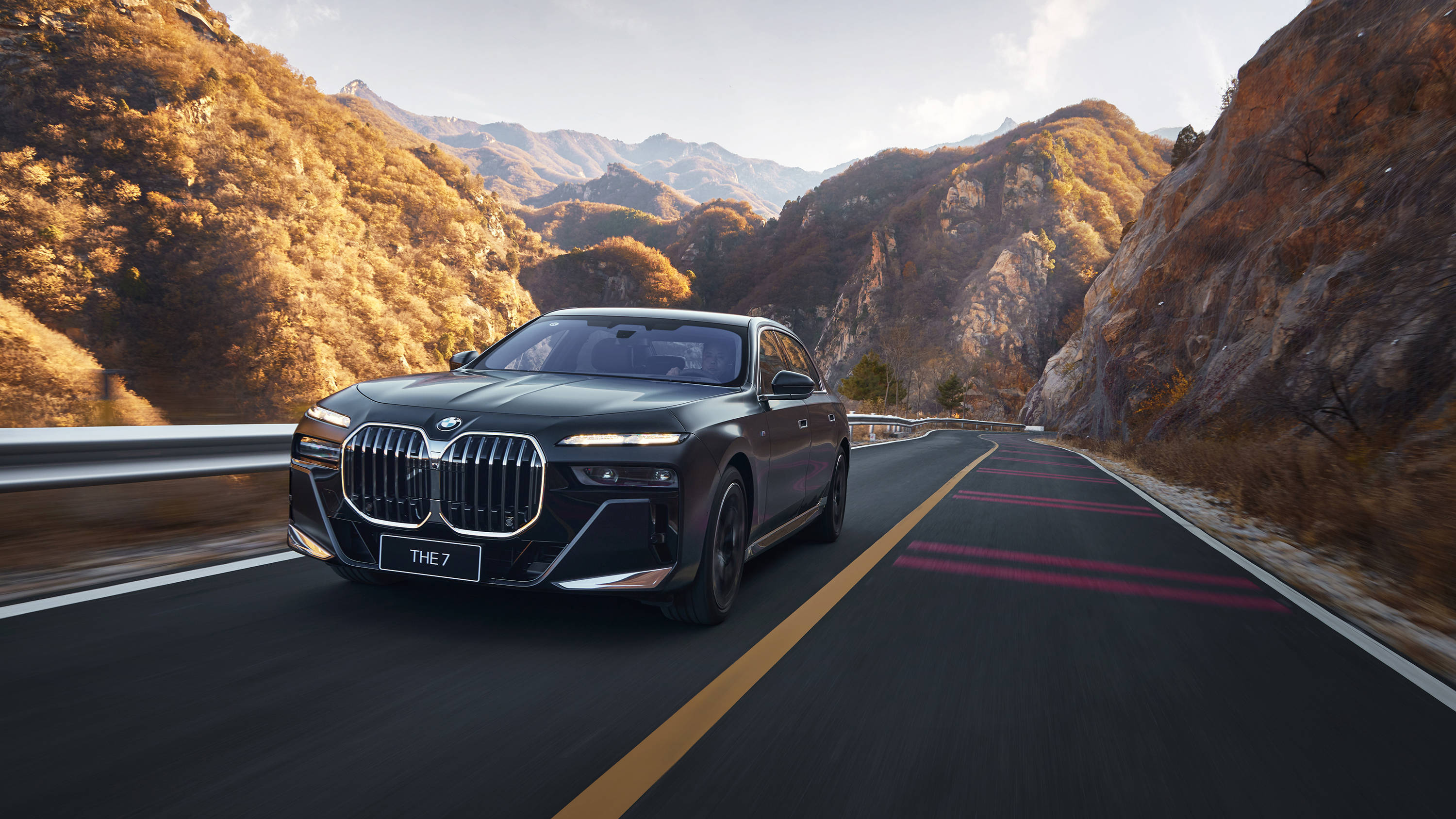 抢先试驾宝马i7:无侧倾!魔毯智能空气悬挂是什么魔法?_搜狐汽车_搜狐