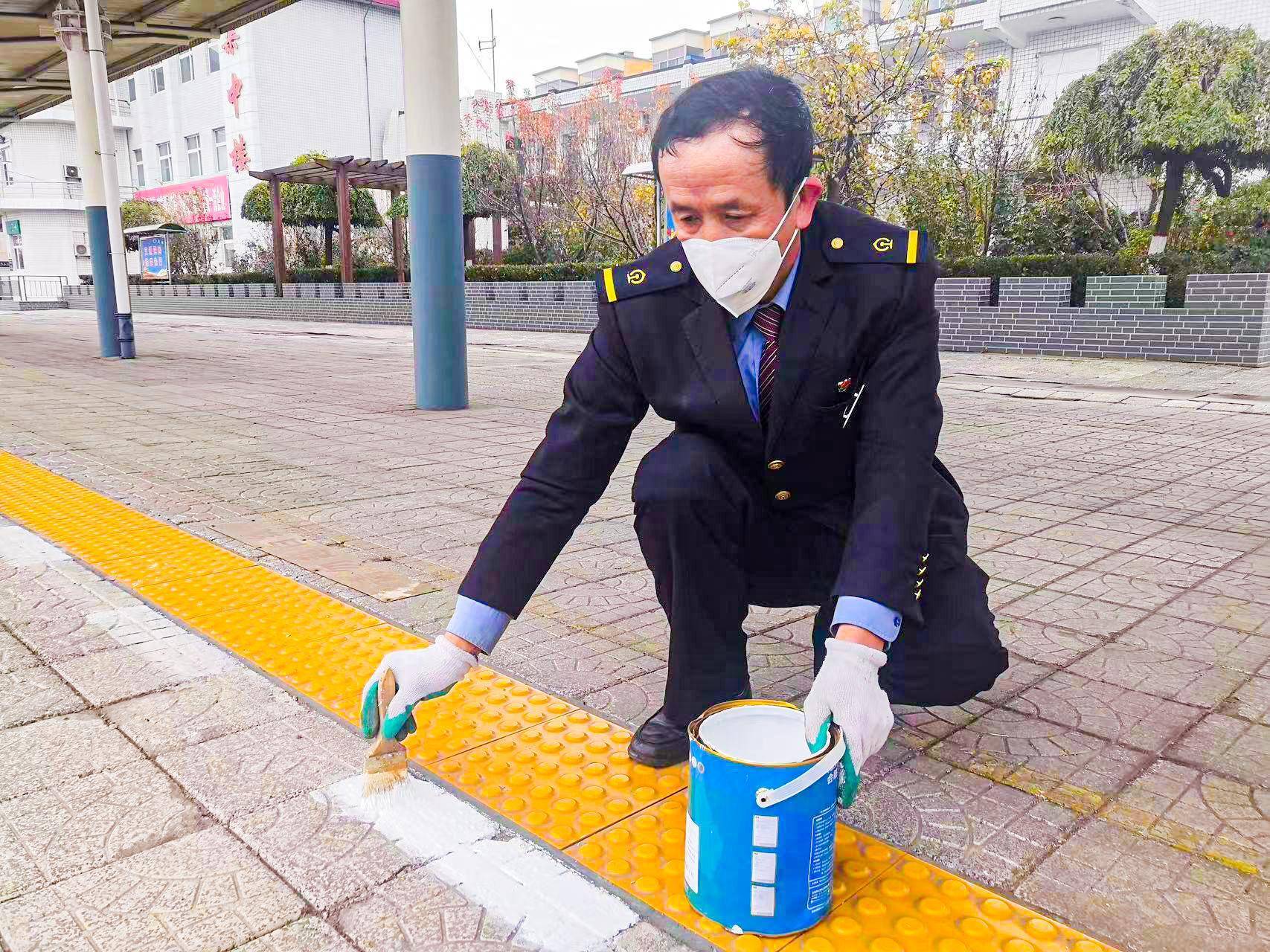 張富生是太原鐵路局介休車務段平遙站的一名客運值班員.