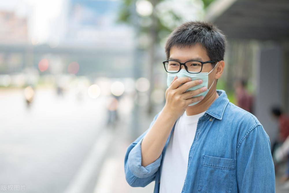 我们还应该做好自身防护,一面将"病毒"传给家人,勤洗手,戴口罩,饮食