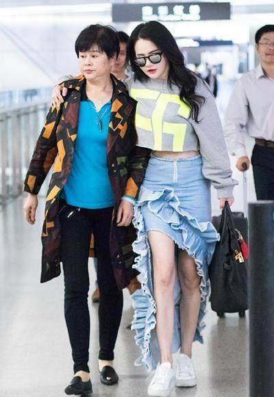 冉莹颖与妈妈十指紧扣现身机场露脐装自信秀马甲线身材美到爆_母亲