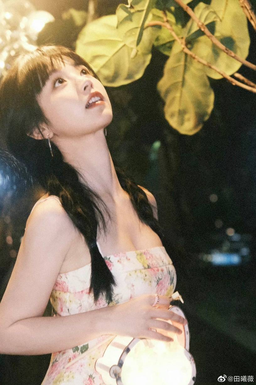 虞书欣身材辣,关晓彤艳压赵露思?她撞衫热巴没输_田曦薇_微博_图片