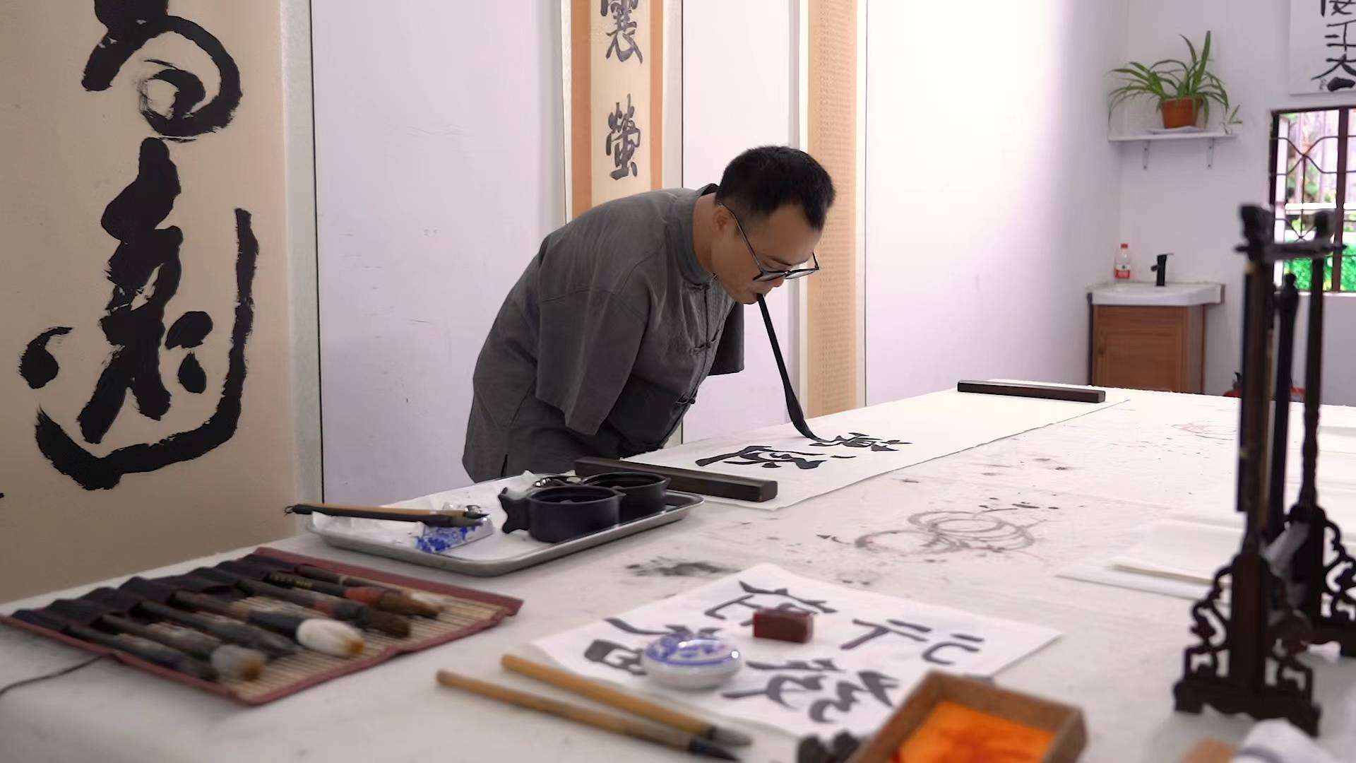 了不起的演说家|何子龙:因为坚持,才能看见希望_深圳市_生活_书法