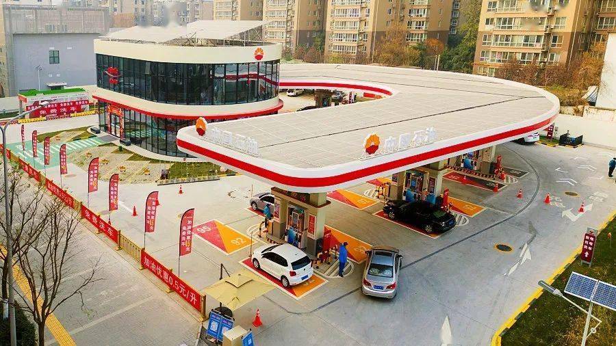 近日,在加完300元汽油,进入昆明路综合能源加油站便利店免费领取一杯