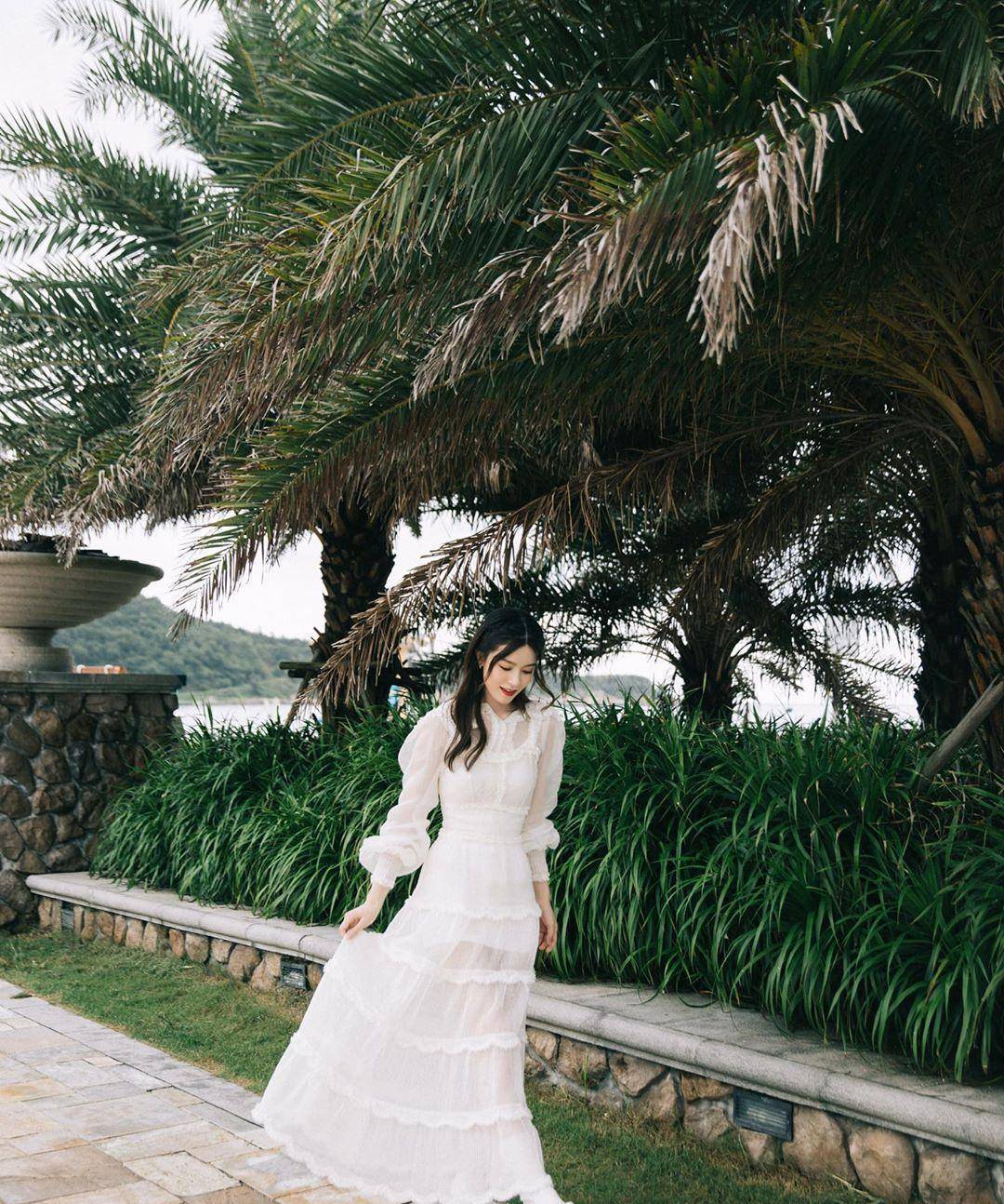 文咏珊海边白裙造型,仙气满满,秋日度假风!_ins_微博_旅游