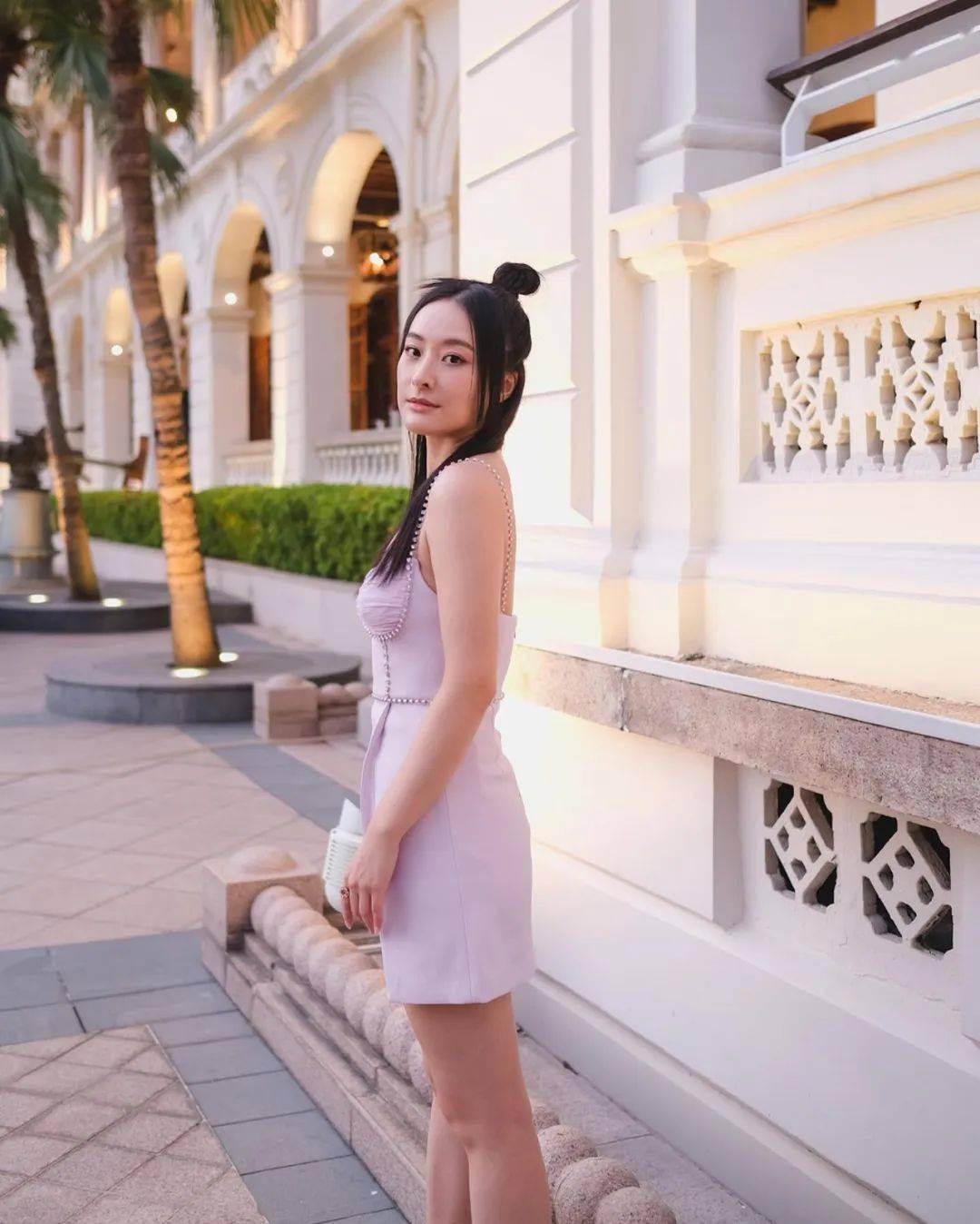 tvb花旦大晒吊带连身短裙!网民提醒天气冷_陈滢_背心_陈莹