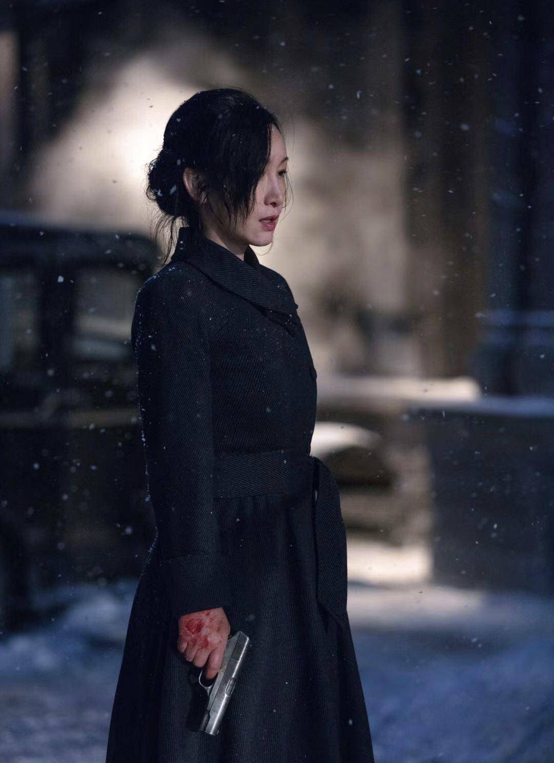 《悬崖之上》登顶单日票房榜 秦海璐发文谈拍戏的经历 这才是演员的