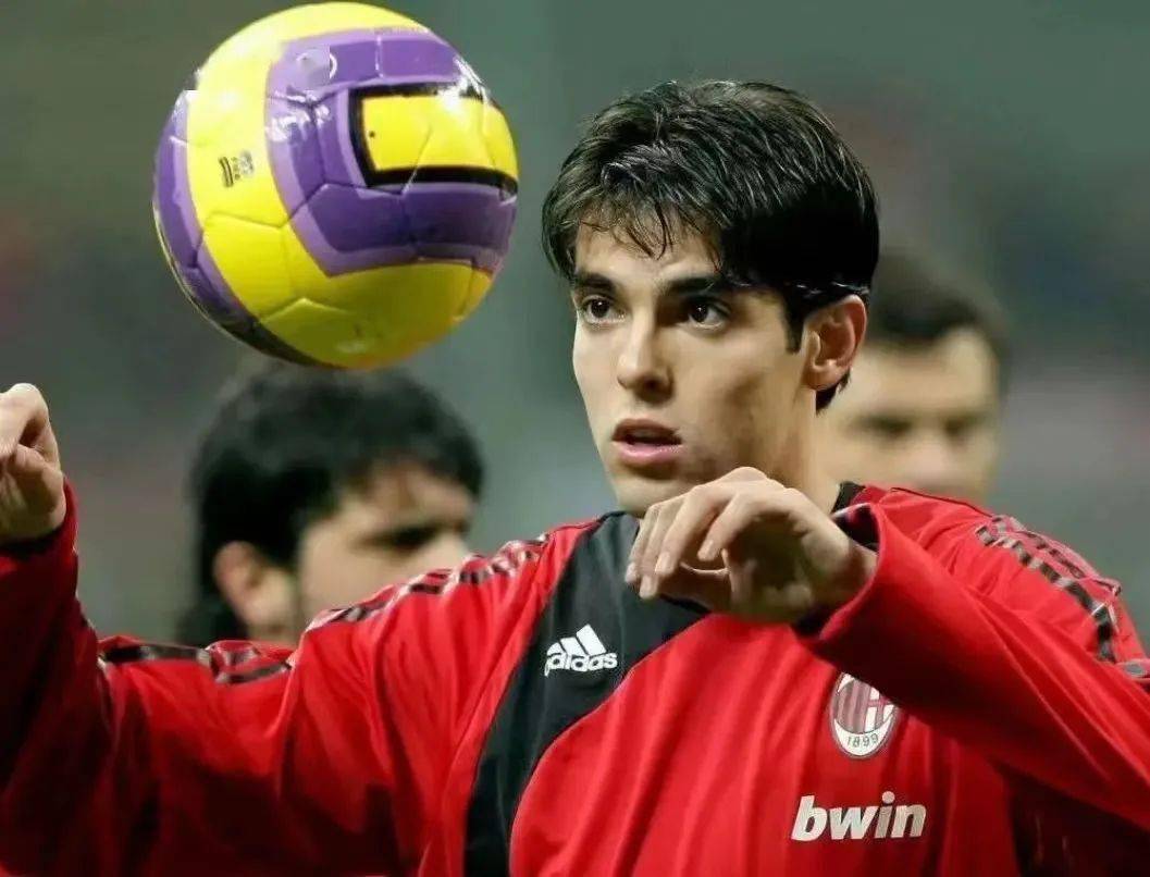 40岁卡卡现身世界杯引尖叫!球技与颜值并存的上帝之子,他才是一代人的