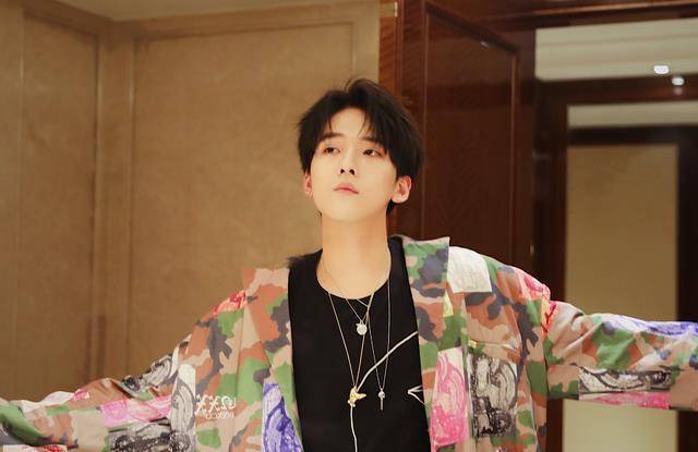 《青你》沈群丰官宣恋情,《偶练》张晏恺自称老百姓_素人沈_女朋友