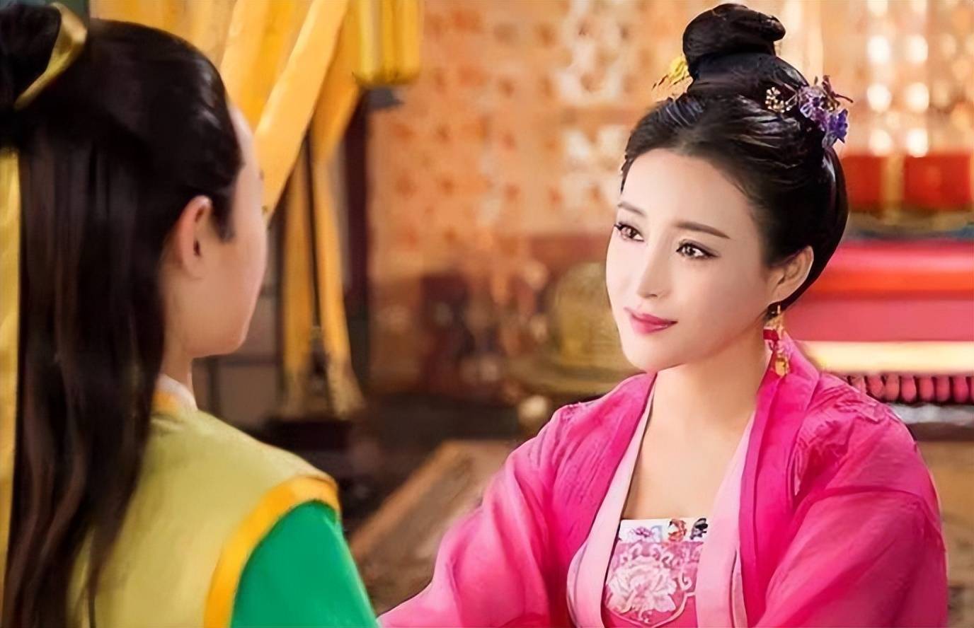 客氏区区一介乳母,为何胆大包天,竟敢毒害妃嫔,惑乱朝纲?