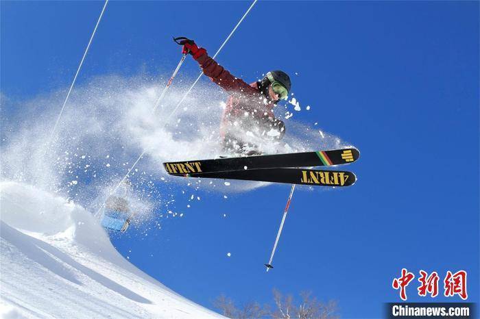 第二十届亚布力滑雪节开幕 对标北欧打造冰雪运动旅游胜地 