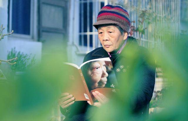 我,身患强直性脊柱炎,在床上躺了30多年,却从没觉得自己是废人_外婆